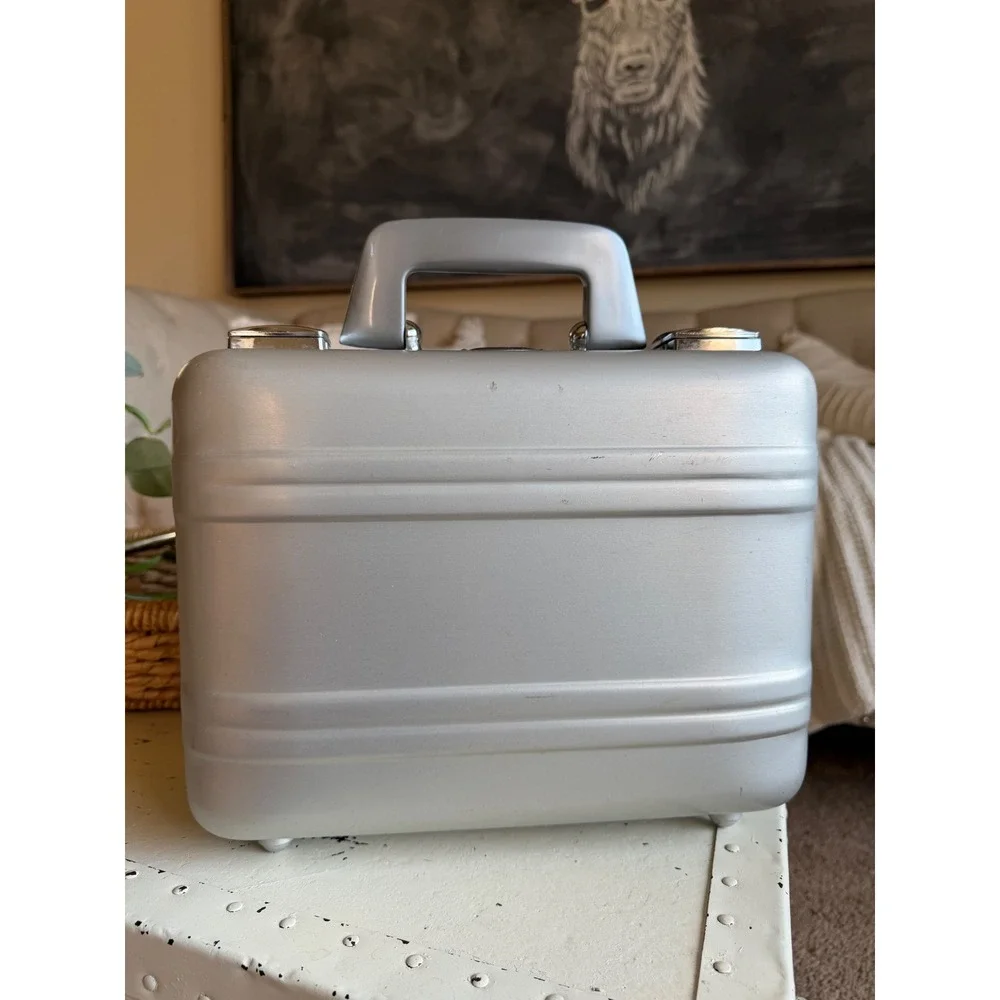 ZERO Halliburton Centurion Elite Silver Aluminum Case Unlined No Key Carry On
